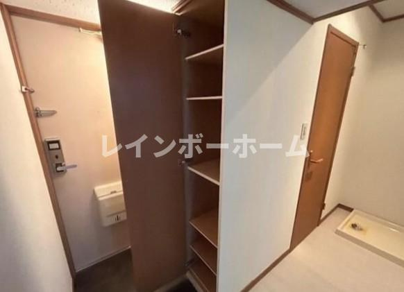 メインシティガーデンメヌエット　仲介手数料が無料です!!の玄関|明るい玄関です