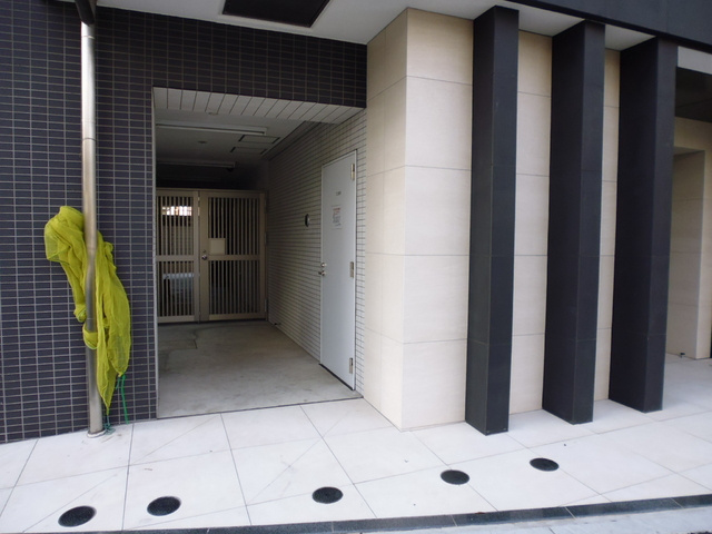 アルマドーラ赤羽岩淵のエントランス|建物左側にゴミ置場、駐輪場があります！