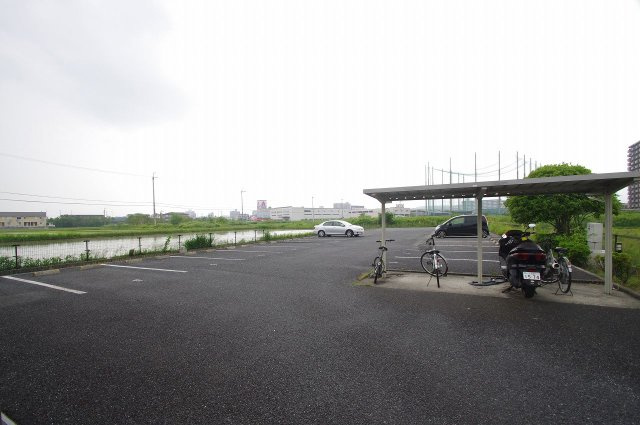 【その他】 | レオパレスプラティニ | 広々とした駐車場です