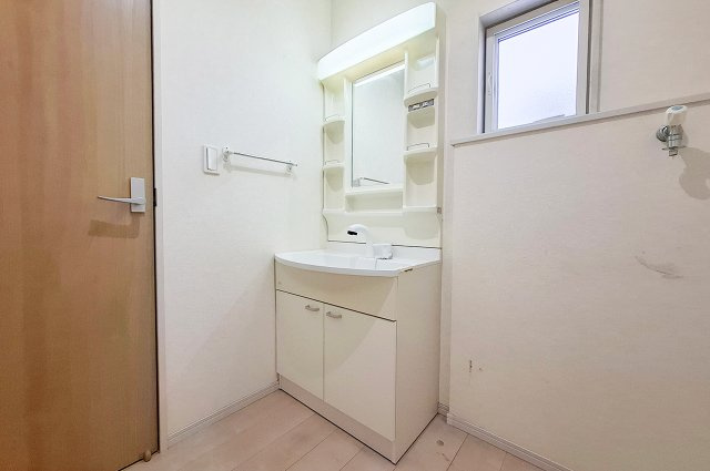 泉大津市清水町の独立洗面台|パウダールーム：洗面台と洗濯機置場がまとまった使いやすい空間です。
