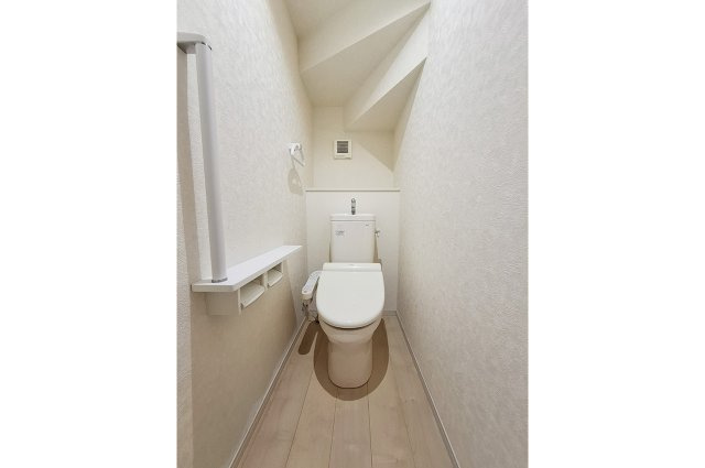 泉大津市清水町のトイレ|1Fトイレ：トイレットペーパーなどを置きやすいカウンター付き。