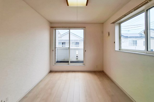 泉大津市清水町の洋室|洋室1：バルコニーへ出入りできる使いやすいお部屋です。