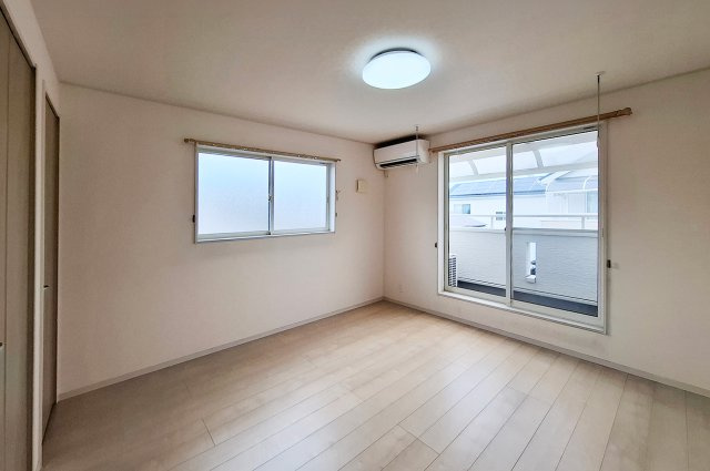 泉大津市清水町の洋室|洋室2：約8.5帖の洋室。ゆとりある広さで主寝室としても使いやすい空間です。