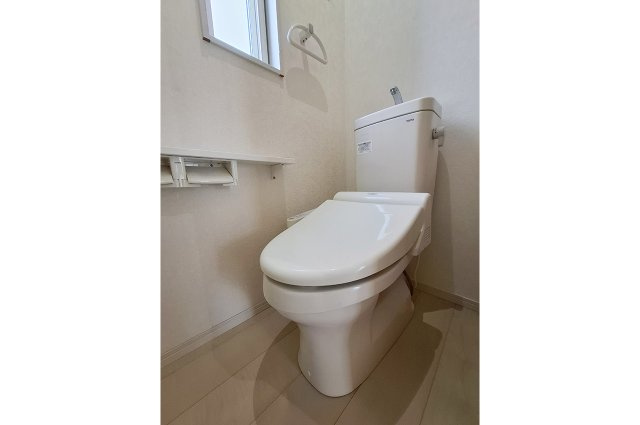 泉大津市清水町のトイレ|2Fトイレ：2階にもトイレがあり、忙しい朝も便利です。