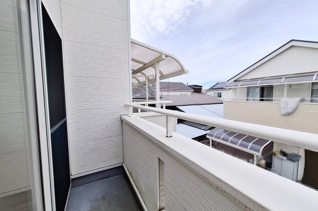 泉大津市清水町のバルコニー|バルコニー洋室1側：洋室1から出入りできるバルコニーです。