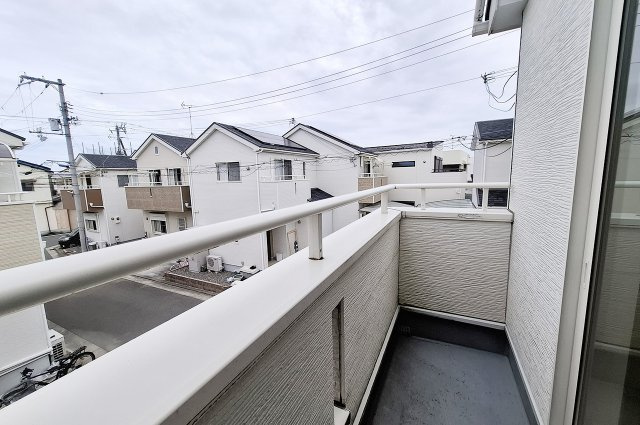 泉大津市清水町のバルコニー|バルコニー洋室1側：外の空気を取り込みやすく、気軽に換気ができます。