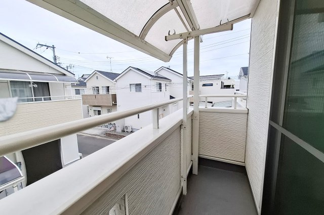 泉大津市清水町のバルコニー|バルコニー洋室2側：屋根付きで、洗濯物を干す際にも便利なバルコニーです。