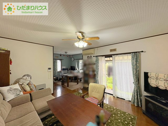 日立市かみあい町2丁目　中古戸建の居間・リビング|リビング大きな窓からは、暖かな日の光が降り注ぎます・・・