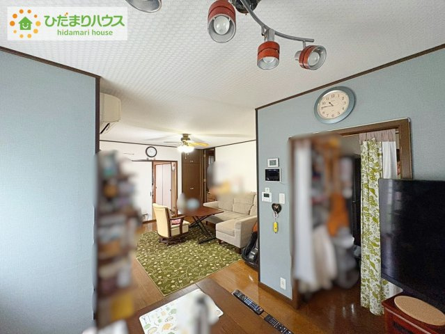 日立市かみあい町2丁目　中古戸建の居間・リビング|1階に電動シャッターを4カ所設置！

外出時もボタンひとつで一括操作が可能なため、毎日の開閉の手間を軽減できます。防犯面にも配慮された、利便性の高い設備です。