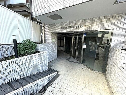 ライオンズプラザ白山のエントランス