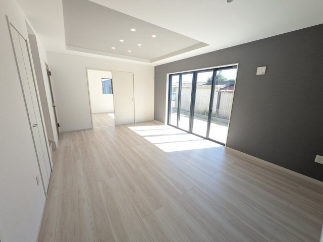 水戸市住吉町　4期　新築戸建て　10号棟の居間・リビング|家族の会話が自然と弾む、広々としたゆとりのLDK。南向きの窓からたっぷりの光が射し込む明るく快適な空間です。