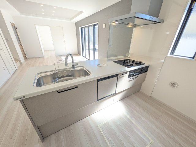 水戸市住吉町　4期　新築戸建て　10号棟のキッチン|料理がもっと楽しくなる広々としたワークトップ。お手入れしやすい素材を採用し、日々の掃除もラクラクこなせます。