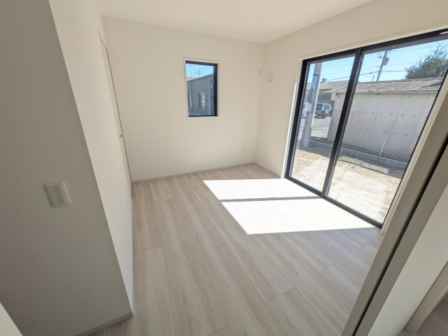 水戸市住吉町　4期　新築戸建て　10号棟の洋室|リビングと繋がる多目的スペース。引き戸を開ければ広々LDK、閉じれば客間や書斎、お子様の遊び場に早変わりします。日当たりも良好です♪