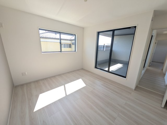 水戸市住吉町　4期　新築戸建て　10号棟の洋室|バルコニーに面した２面採光で明るく開放的な洋室です。
デザイン性の高いアクセントクロスで、落ち着いた雰囲気を演出。収納力たっぷりのWIC完備で、室内をすっきりと保てます♪