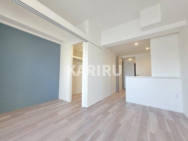 セレニテ蒲生四丁目駅前アリエの居間・リビング|階数・部屋によってカラーパターン違い（カームブルー・ヘリンボーン・マーブルグレー）