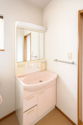 小郡市希みが丘6丁目　中古戸建の独立洗面台|朝の支度にも助かる、独立の洗髪洗面化粧台