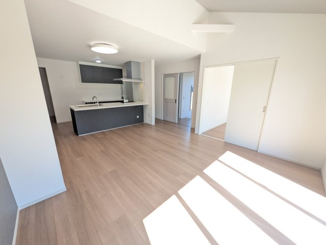 水戸市住吉町　4期　新築戸建て　5号棟の居間・リビング|家族の会話が自然と弾む、広々としたゆとりのLDK。南向きの窓からたっぷりの光が射し込む明るく快適な空間です。