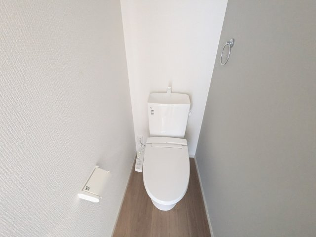 水戸市住吉町　4期　新築戸建て　5号棟のトイレ|高い節水性能で、水道代を大幅にカット。環境とお財布に優しく、家計をしっかりサポートします。
もちろん温水洗浄便座付きです♪