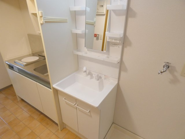 エスポワールさくらの独立洗面台|独立洗面台、小物を置くことができて便利です