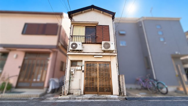 足立区西新井４丁目古家付き売地の外観|昭和の趣と風情を感じる佇まい。駅近の立地を活かし、自己居住にも賃貸運用にもご検討いただけます！