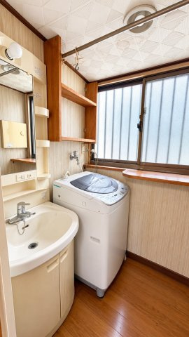 足立区西新井４丁目古家付き売地のその他|窓から自然光が差し込む洗面スペース。洗面化粧台や洗濯機置場を備え、毎日の身支度もスムーズに！