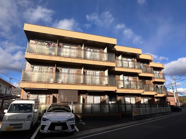 フロントステーション西川原の駐車場