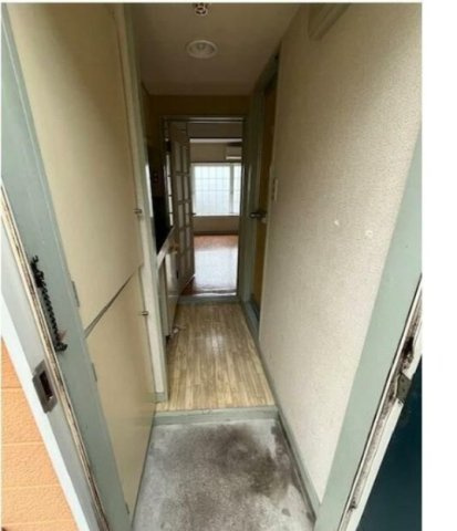 横須賀市馬堀町４丁目のアパートの玄関