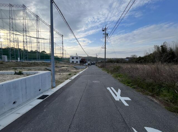 知多郡武豊町 字上山１丁目　売り土地の前面道路含む現地写真
