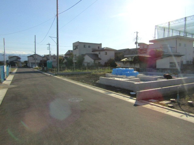 【前面道路含む現地写真】 | ブルーミングガーデン甲府市里吉4丁目　2号棟 | 前面道路含む現地写真です