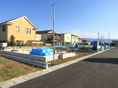 【前面道路含む現地写真】 | ブルーミングガーデン甲府市里吉4丁目　3号棟 | 前面道路含む現地写真です