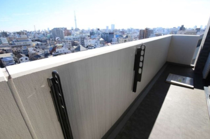 ドルチェ日暮里弐番館のバルコニー
