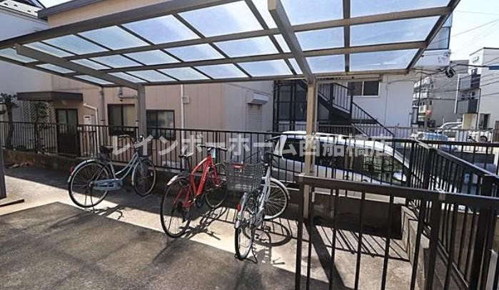 三信ハイツA・Bの駐車場