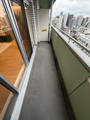 新宿区西新宿８丁目の中古マンションのバルコニー