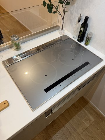新宿区西新宿８丁目の中古マンションのキッチン|3口IHコンロ