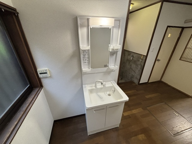 小倉町南浦貸家の独立洗面台|シャンプードレッサー