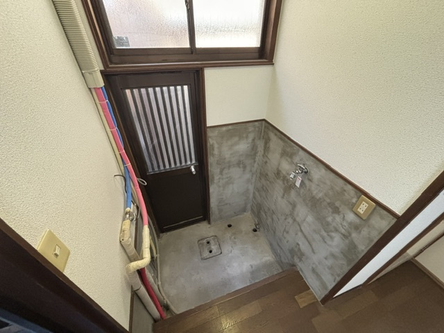 小倉町南浦貸家の設備|勝手口ドアの横に洗濯機を設置可能です。
