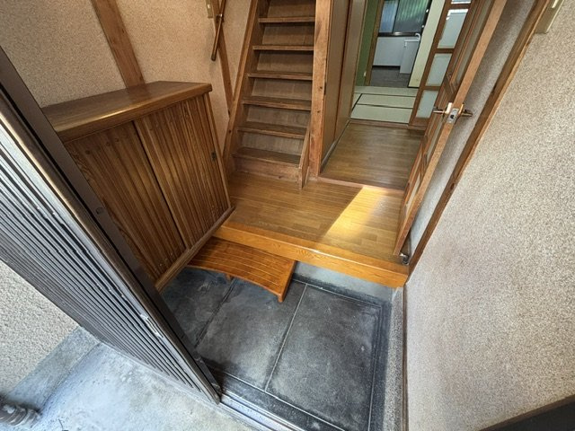 小倉町南浦貸家の玄関|玄関は間口も広く出入りしやすいです。