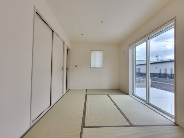 【LiveleGarden】栃木都賀町平川第３ 全2棟の和室|〇1号棟　1F6帖〇
1Fに和室があることで来客用に使用したり、家族団らんのお部屋として使用する事もできます♪

※2026年9月撮影