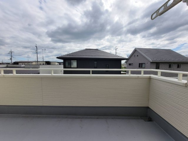 【LiveleGarden】栃木都賀町平川第３ 全2棟のバルコニー|〇バルコニー〇
晴天の日には大きな洗濯物も干すことができます♪
子育てファミリーに優しい住環境☆まずはお気軽にお問合せくださいませ！
※2026年9月撮影