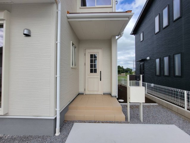 【LiveleGarden】栃木都賀町平川第３ 全2棟の玄関|〇1号棟　玄関ポーチ〇
雨の日でも安心な屋根付き、人感センサー照明付き玄関ポーチ。カードキー対応、お荷物の多い日でもラクラク開錠！シンプルかつスタイリッシュなポストが標準装備。
※2026年9月撮影