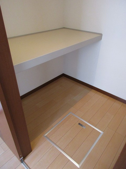 【収納】 | マーベラス百合丘 | 洋室5.7帖のお部屋にあるウォークインクローゼットです♪収納したい物のサイズに合わせて棚板などを自由に動かせます☆