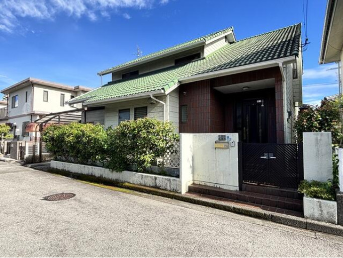 高知市横浜新町３丁目の中古一戸建の外観|閑静な住宅地の中にある緑豊かな邸宅です◎