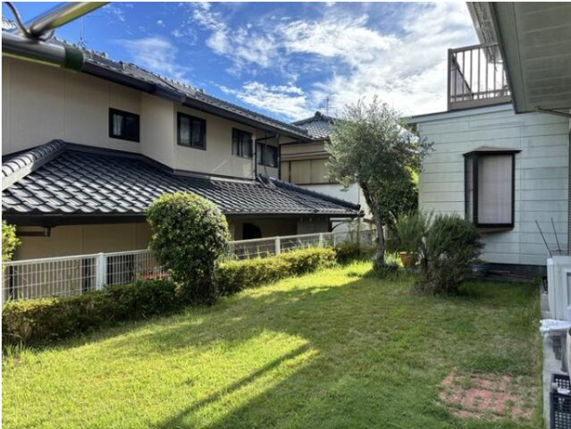 高知市横浜新町３丁目の中古一戸建の庭|庭には芝生や木々が青々と茂ります♪
