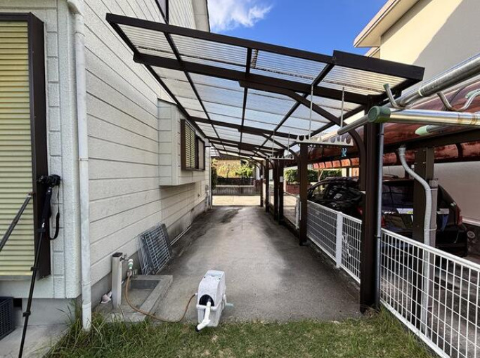 高知市横浜新町３丁目の中古一戸建の駐車場|駐車スペースはカーポート付きで乗り降りも安心♪