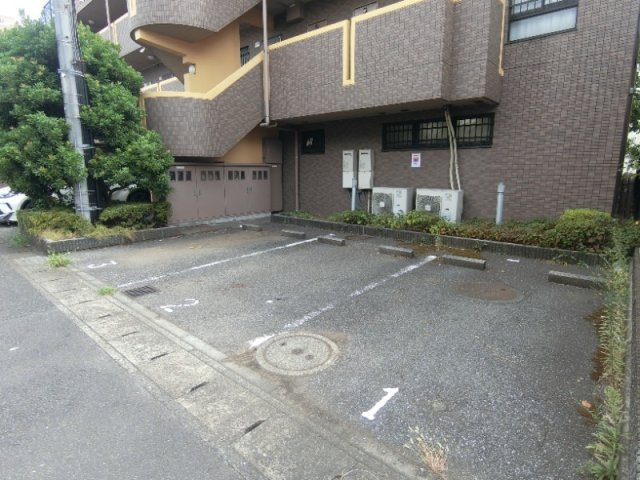 レシェンテ御塚山の駐車場
