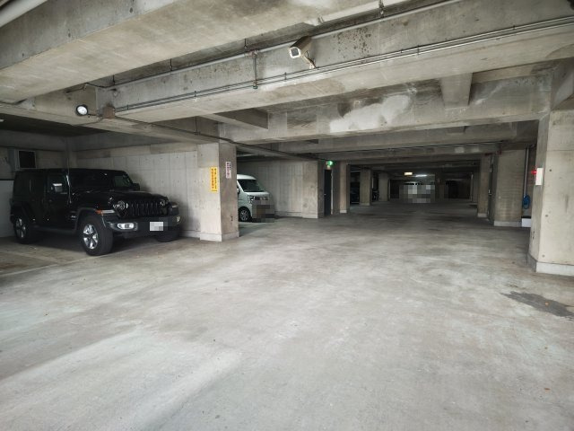 カルチェ・ダムールC棟の駐車場