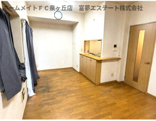 メゾンドールラーバン和泉3番館の居間・リビング