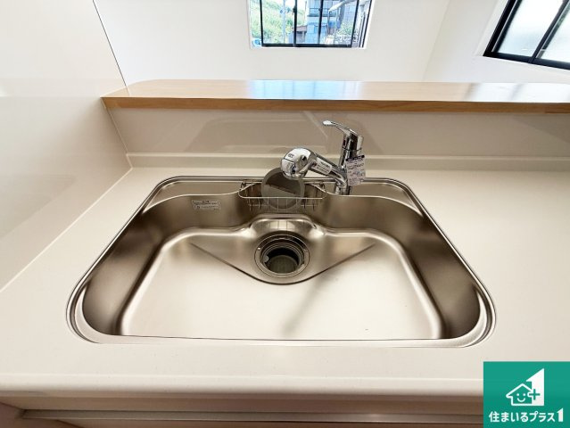 藤井寺市川北　第2期　新築一戸建ての独立洗面台|清潔感のある洗面台です。フラットな鏡は掃除がしやすく毎日清潔！ホースは引き出して使えるので洗顔やお掃除の際に便利です！