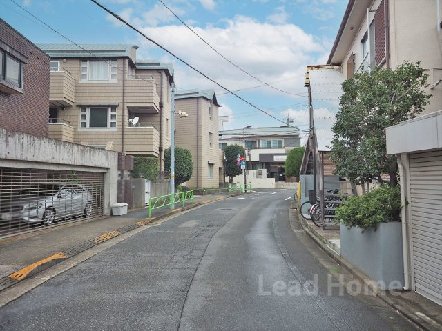 【前面道路含む現地写真】 | 目黒区東が丘2丁目 | 視界が開けた見通しの良い前面道路！お子様とのお散歩や毎日の通勤通学も安全に歩行いただけます！