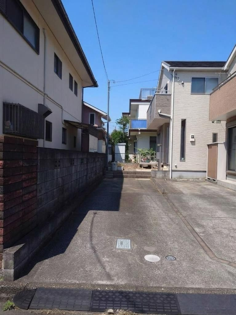 坂戸市鶴舞２丁目　中古売戸建の前面道路含む現地写真